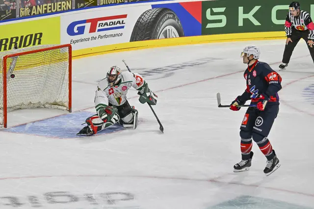 Nicolas Mattinen verwandelt im Penaltyschießen gegen Tychy den Versuch zum 5:4-Sieg! 
 | Foto: Ruffler/PIX-Sportfotos
