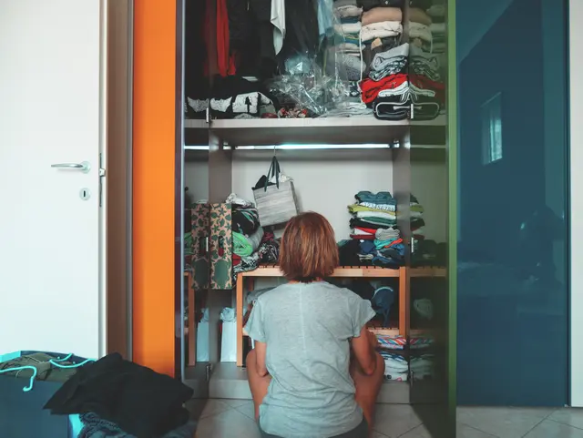 Saisonwechsel im Kleiderschrank: Sommerteile wandern in beschriftete Boxen, Pullover und Übergangsjacken rücken griffbereit nach vorne. | Foto: fabio lamanna/stock.adobe.com