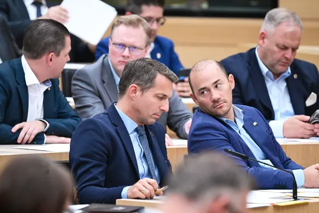 Sie sollen draußen bleiben: Knapp als ein Dutzend Wahlgänge, knapp als ein Dutzend Niederlagen für die AfD.    | Foto: Bernd Weißbrod/dpa