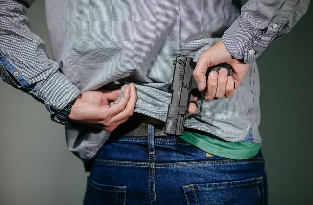 Mit Schreckschusswaffe im Hosenbund in ein Mann im Zug in Baden unterwegs gewesen. (Symbolbild) | Foto: Oliver Killig/dpa