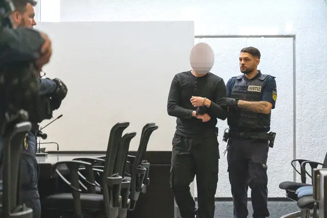 In Handschellen wurden die beiden Angeklagten in den Verhandlungssaal geführt.  | Foto: Leonie Asendorpf/dpa