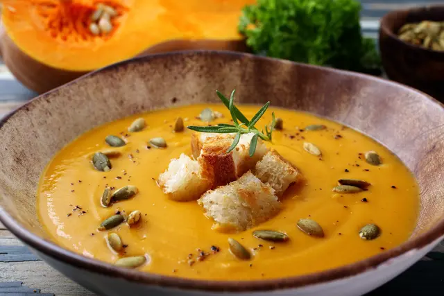 Cremige Kürbissuppe mit Kürbiskernen. | Foto: denio109/stock.adobe.com