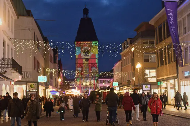 Der erste Verkaufsoffene Sonntag in Speyer 2027 findet bereits am 3. Januar statt. Den Anlass liefert der Weihnachts- und Neujahrsmarkt, der auch "zwischen den Jahren" noch in die Maximilianstraße lädt. | Foto: Cornelia Bauer