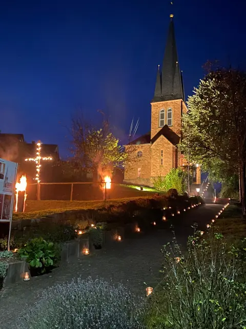Die prot. Kirchengemeinde Dernbach-Ramberg lädt am Samstag, 24. Oktober, zum Lichterfest an der Gustav-Adolf-Kirche ein. | Foto: Kirchengemeinde Dernbach-Ramberg