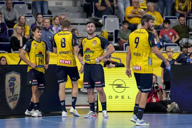 Von links: Den Löwen Gino Steenaerts, Tim Nothdurft, Jannik Kohlbacher und Jacob Lassen blieb im Spiel gegen Eisenach nur die Enttäuschung.  | Foto: Zimmermann/PIX-Sportfotos