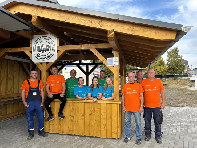 Rund 25 bis 30 Ehrenamtliche bauten die neue Vereinshütte am Kunstrasenplatz des VfR Baumholder in Eigenleistung. | Foto: OIE, Jutta D’Orazio