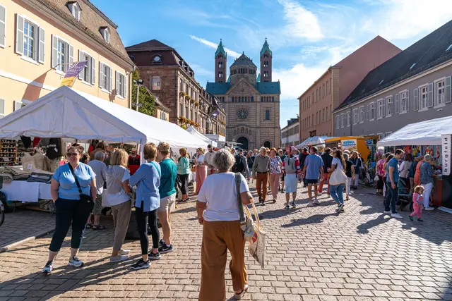 Zum Bauernmarkt-Sonntag öffnen die Geschäfte von 13 bis 18 Uhr zum Verkaufssonntag. | Foto: Michael Varelmann