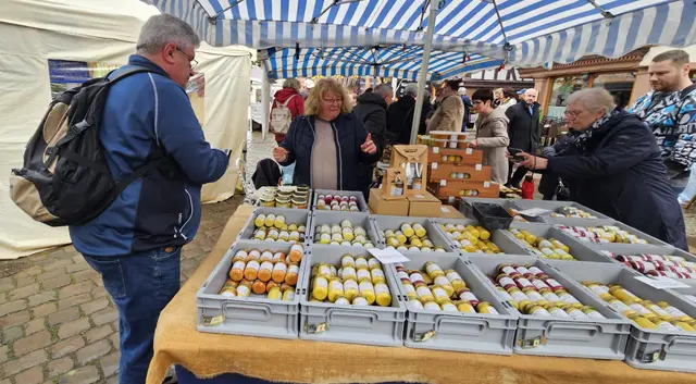 Regionale Spezialitäten und herbstliche Produkte stehen beim Herbstmarkt in der Neustadter Innenstadt im Mittelpunkt. | Foto: Eva Bender