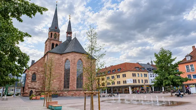 Der Alexanderplatz mit der markanten Alexanderskirche gehört zu den zentralen Treffpunkten in Zweibrücken. Am Samstag, 10. Oktober, lädt dort das letzte Marktfrühstück des Jahres zum Verweilen ein. | Foto: Erik Stegner