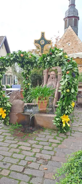 In Gleisweiler schmücken Kirchengemeinde und Ortsgemeinde den Aquariusbrunnen traditionell zum Erntedank. | Foto: Ortsgemeinde Gleisweiler