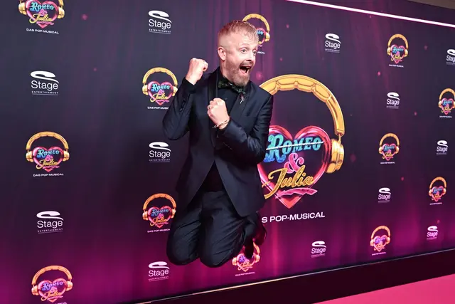 Der Musiker, Entertainer und Fernsehmoderator Ross Antony, bei der Premiere des Pop-Musical «Romeo & Julia» im Palladium Theater. | Foto: Bernd Weißbrod/dpa