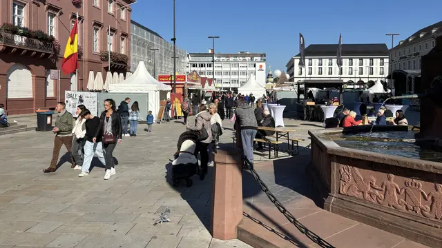 Live-Musik und gastronomische Vielfalt sorgen auf dem Marktplatz beim Stadtfest für besondere Herbststimmung. | Foto: Thorsten Kornmann (2025)