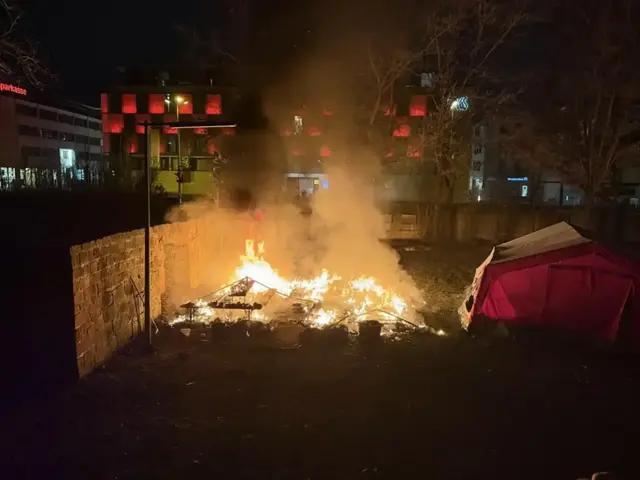 Sechs von insgesamt zehn Kälte-Iglus standen in Flammen auf der Pfarrwiese St. Martin | Foto: Kath. Kirchengemeinde Hl. Martin/gratis