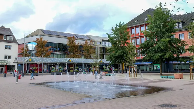 Zwischen Wasserspiel und Geschäften können Besucher am Samstag von 9 bis 13 Uhr das Marktfrühstück genießen. Die Veranstaltung steht diesmal ganz im Zeichen der Städtepartnerschaft mit dem französischen Boulogne-sur-Mer. | Foto: Erik Stegner