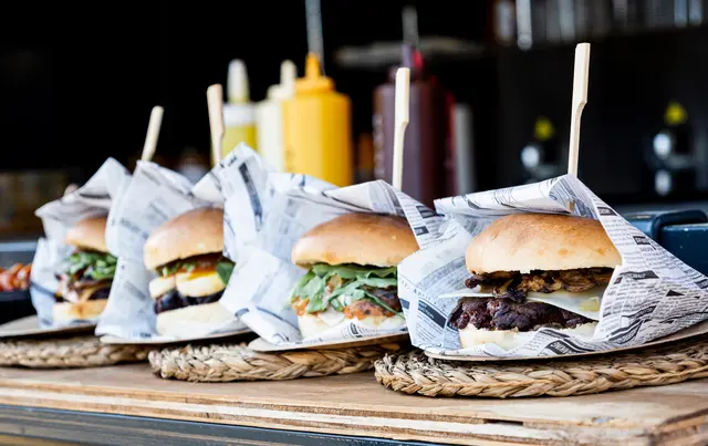Auf dem Alten Messplatz in Landau gibt es Ende Oktober wieder Street Food, Foodtrucks und ein Kinderland. | Foto: Jesús de Fuensanta/stock.adobe.com