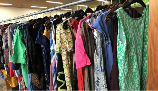 Auf dem Kleidertauschmarkt in Speyer-West finden gut erhaltene Kleidung und Schuhe neue Besitzer. | Foto: Stadt Speyer