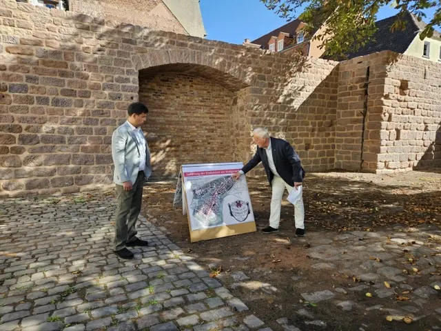Baudezernent Manuel Steinbrenner und Klaus Meckler stehen vor dem frisch sanierten Abschnitt der Stadtmauer am Wadgasserhof. | Foto: Stadt Kaiserslautern