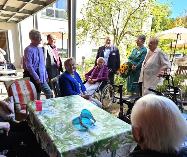 Bei Kaffee und Kuchen kommt die Stiftung Bürgerhospital in Kaiserslauterns Seniorenheimen mit Bewohnerinnen und Bewohnern ins Gespräch – und übergibt einen Jubiläumsscheck. | Foto: Stadt Kaiserslautern