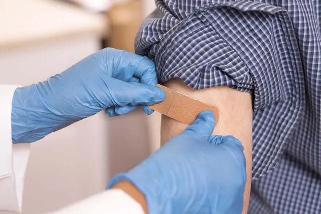 Am Dienstag, 13. Oktober, beantwortet eine kostenlose DAK-Hotline Fragen zur Grippeimpfung. | Foto: GettyImages/LifestyleVisuals