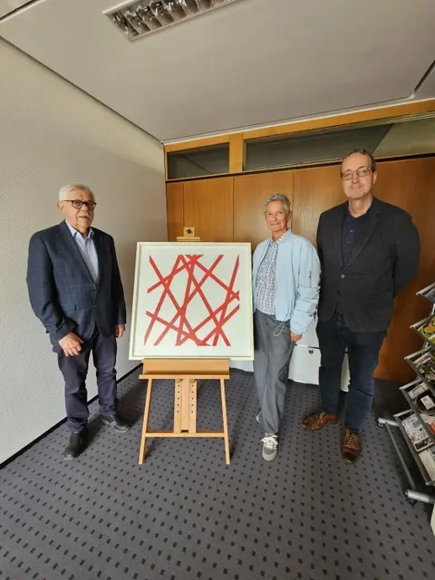 Oberbürgermeisterin Beate Kimmel (Mitte) bedankt sich im Rathaus für das geschenkte Jubiläumsbild von Volker Tinti (links); auch Stadtmuseum-Leiter Bernd Klesmann ist dabei. | Foto: Stadt Kaiserslautern/gratis