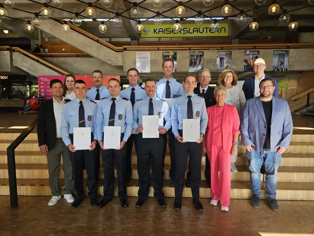 Sieben Brandmeister der Berufsfeuerwehr Kaiserslautern erhielten von Oberbürgermeisterin Beate Kimmel (Zweite von rechts, vorne) ihre Urkunden zur Ernennung auf Lebenszeit | Foto: Stadt KL/gratis