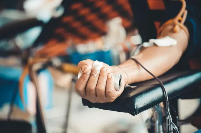 Eine Blutspende hilft, die Versorgung mit Blutkonserven zu sichern. | Foto: kuarmungadd/stock.adobe.com