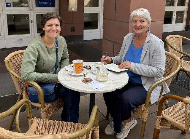An der Badischen Landesbibliothek sprach ich mit Kunst- und Kulturmanagerin Lea Bächle (links) über ‚A Table for Art' | Foto: Privat