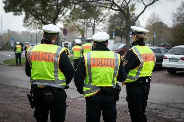 Bei einer Polizeikontrolle in Speyer-Nord wurden innerhalb einer Stunde zwölf Handyverstöße festgestellt. Zudem beanstandeten die Beamten technische Mängel an mehreren Fahrzeugen. | Foto: Cornelia Bauer