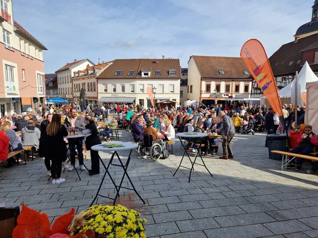 Der beim Oktobermarkt stets rege frequentierte Römerplatz | Foto: proKibo/gratis