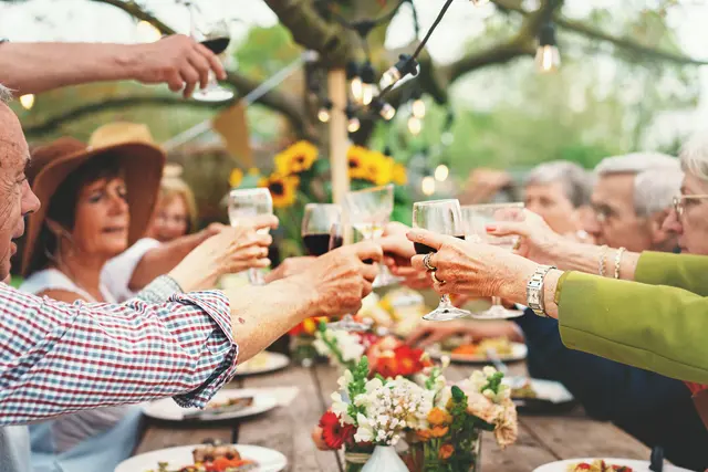 Hebsttanz  mit Tafel (Symbolbild Party für Ältere) | Foto: lomb/stock.adobe.com