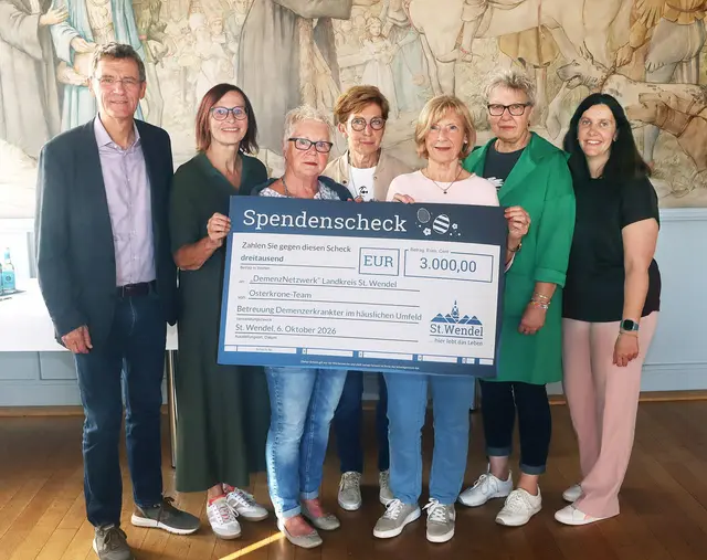 Im Maximiliansaal übergaben Bürgermeister Peter Klär und das Osterkrone-Team 3.000 Euro an das Demenz-Netzwerk St. Wendel. | Foto: Kreisstadt St. Wendel / Josef Bonenberger