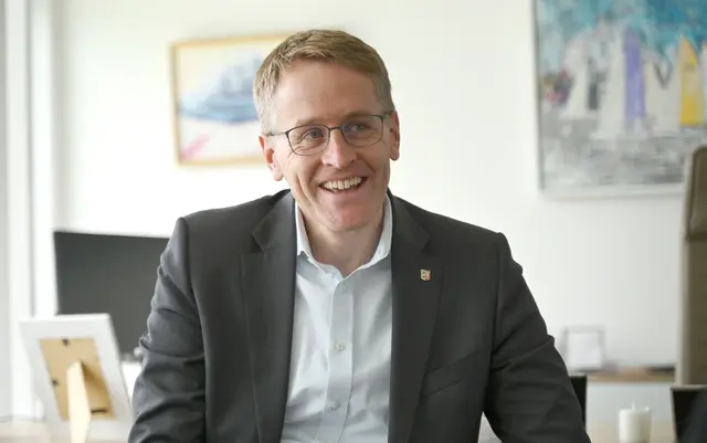Daniel Günther (CDU), Ministerpräsident von Schleswig-Holstein, aufgenommen bei einem Interview in seinem Büro in der Staatskanzlei. | Foto: Katrin Luxenburger/dpa/dpa-mag