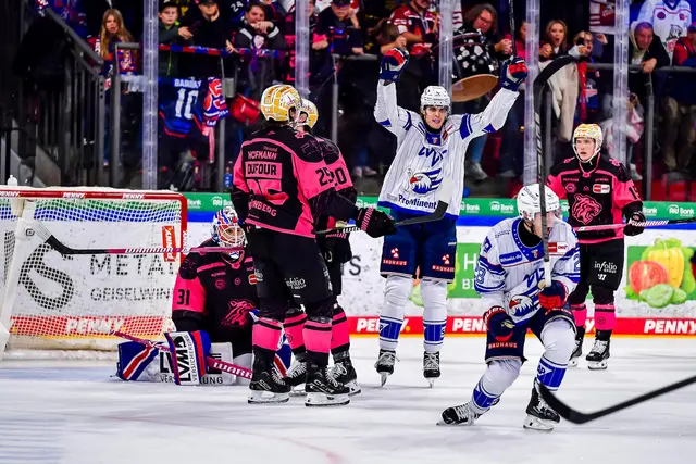 Alexander Ehl (im Vordergrund) bejubelt in Nürnberg sein Tor zum 1:0 für die Adler, ebenso Lennard Nieleck (im Hintergrund).  | Foto: Eiblmaier/PIX-Sportfotos