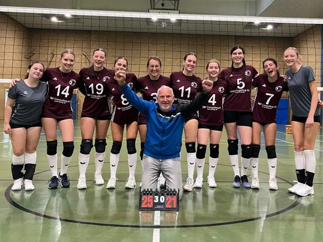 Die erste Damenmannschaft des VC Nordpfalz feiert beim Heimspieltag in der Nordpfalzhalle einen ihrer bisherigen Saisonerfolge und mischt aktuell in der Spitzengruppe der Bezirksklasse mit. Hinten v. l. n. r.: Vanessa Josten, Lenja Schweitzer, Nele Steinmetz, Margarita Petrosyan, Tatjana Josten, Viktoria Josten, Emma Jung, Denise Lembrich, Alanur Heidecker, Emilia Wisniewska, Vorne: Trainer Stephan Moers | Foto: Tatjana Josten