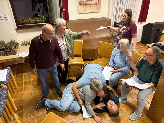 Auf der Theaterbühne in Hanhofen geht es drunter und drüber: Das Backstagebattle gerät außer Kontrolle.  | Foto: privat