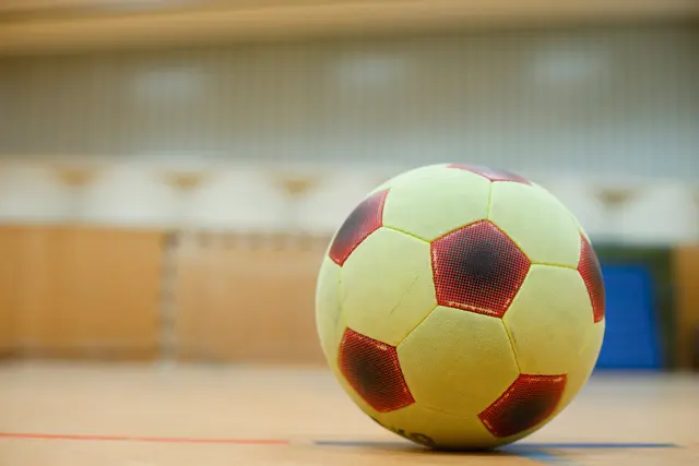 Das Kolping-Benefizturnier Kicken für Iquique findet an Allerheiligen erneut in der Wahagnieshalle in Böhl-Iggelheim statt. | Foto: mazolafoto/stock.adobe.com