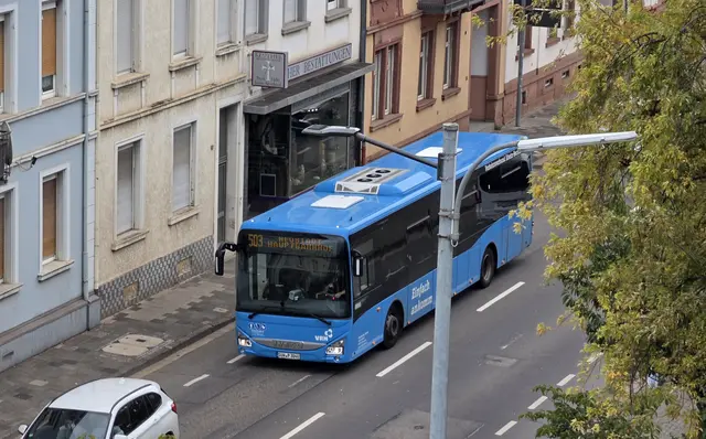 Auch der Busverkehr ist vom Winzerfestumzug betroffen. Mehrere Haltestellen werden zeitweise nicht angefahren. | Foto: Eva Bender