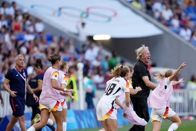 Jubel über Olympia-Bronze: Bundestrainer Horst Hrubesch und die deutschen Fußballerinnen 2024 (Archiv)  | Foto: Marcus Brandt/dpa