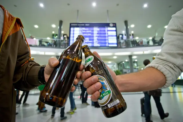 Prost in der Vorhalle? Damit ist nun Schluss: Wer am Bahnhof Alkohol trinken möchte, kann das weiterhin in der Gastronomie tun - Mitgebrachtes ist tabu. | Foto: Daniel Karmann/dpa/dpa-mag