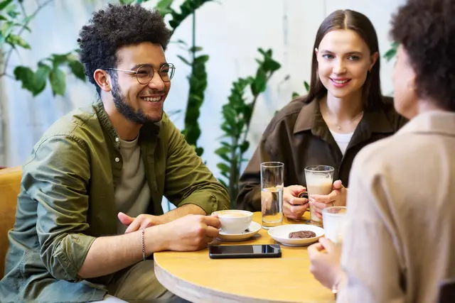 In Hatzenbühl starten neue Treffen für Menschen, die Gleichgesinnte aus dem Landkreis kennenlernen möchten. | Foto: pressmaster/stock.adobe.com