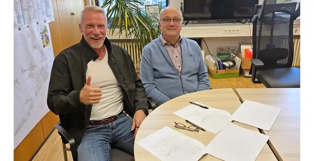 Ortsbürgermeister Uli Zimmer (links) und Stadtwerke-Geschäftsführer Georg Leydecker nach der Unterzeichnung des Pachtvertrags für den geplanten Solarpark am Lerchenhof. Foto: VG Ramstein-Miesenbach | Foto: VG Ramstein-Miesenbach