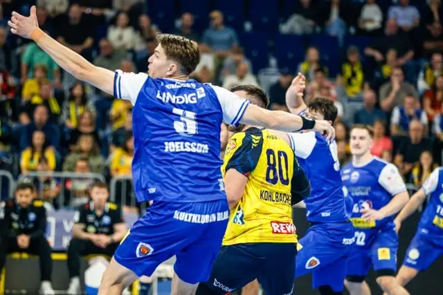 Eisenacher Abwehr gegen Jannik Kohlbacher  | Foto: Wolfgang Neuberth
