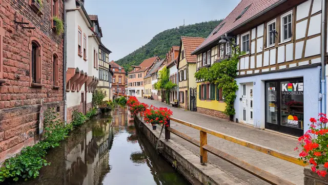 Fachwerk, Queich und begrünte Ufer prägen das Bild der Annweilerer Altstadt. Wie sich der historische Stadtkern künftig entwickeln soll, können die Bürger bei mehreren Werkstätten mitgestalten. | Foto: Erik Stegner