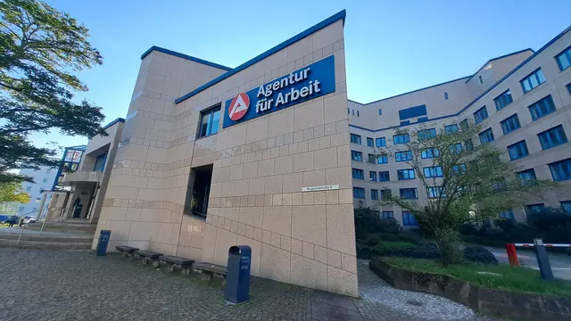Ab Anfang November sind persönliche Vorsprachen beim Jobcenter Landkreis Kaiserslautern nur noch am Standort in der Augustastraße 6 in Kaiserslautern möglich | Foto: Monika Klein