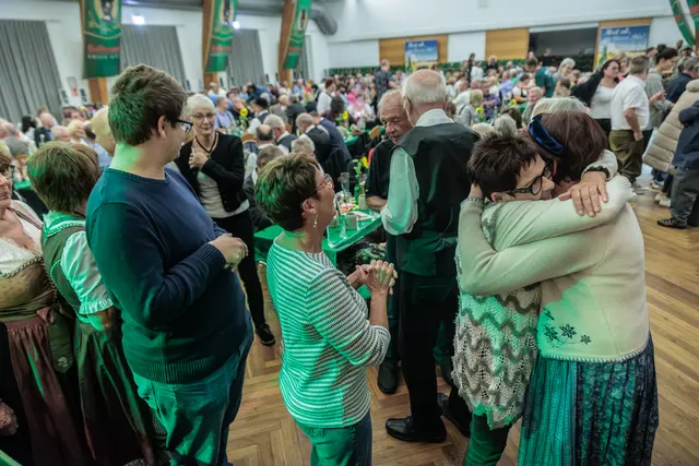 Beim Bellheimer Bockbierfest genießen die Gäste den Abend, kommen miteinander ins Gespräch und feiern gemeinsam in geselliger Runde. | Foto: Paul Needham