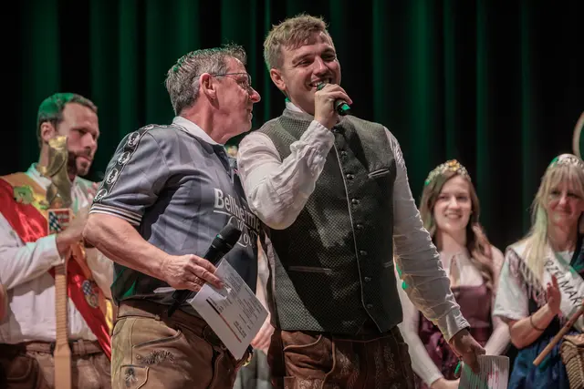 Die Bühnenshow sorgt beim 24. Bellheimer Bockbierfest für Unterhaltung und beste Feststimmung. | Foto: Paul Needham