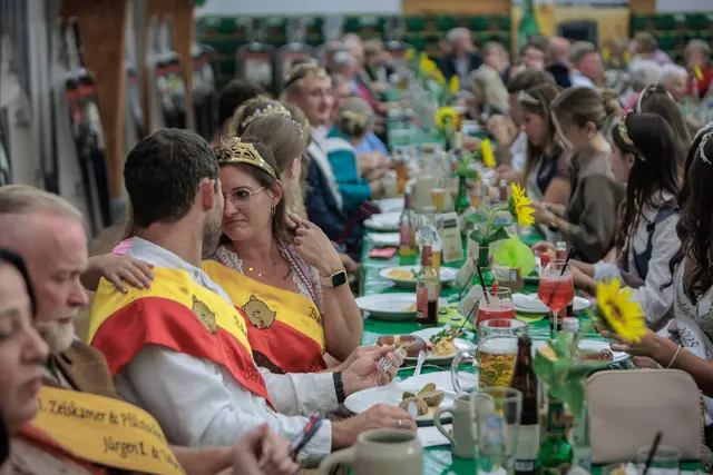Beim Bellheimer Bockbierfest genießen die Gäste den Abend, kommen miteinander ins Gespräch und feiern gemeinsam in geselliger Runde. | Foto: Paul Needham