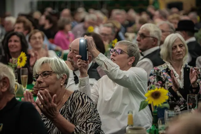 Beim Bellheimer Bockbierfest genießen die Gäste den Abend, kommen miteinander ins Gespräch und feiern gemeinsam in geselliger Runde. | Foto: Paul Needham