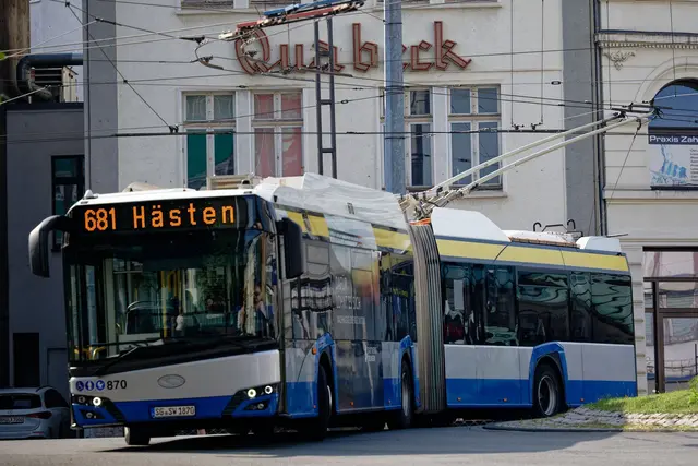 Ein Oberleitungsbus fährt durch die Innenstadt von Solingen. (Archivbild) | Foto: Henning Kaiser/dpa