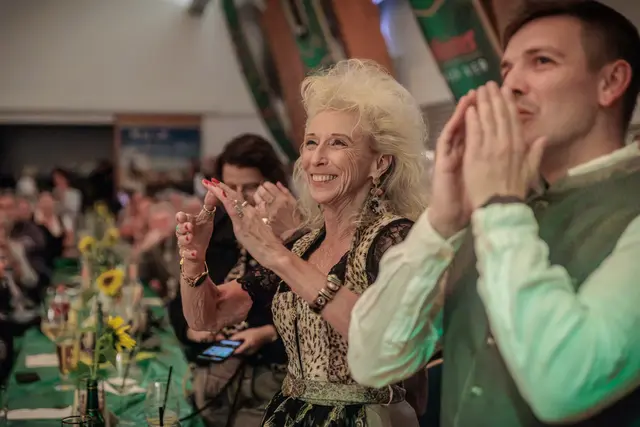 Begeisterte Gäste feiern beim 24. Bellheimer Bockbierfest in der Festhalle. | Foto: Paul Needham